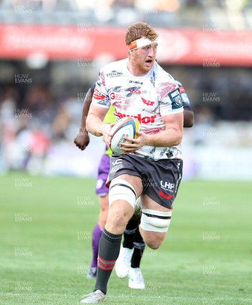 251025 - Hollywoodbets Sharks v Scarlets - United Rugby Championship - Harvey Cuckson of the Scarlets