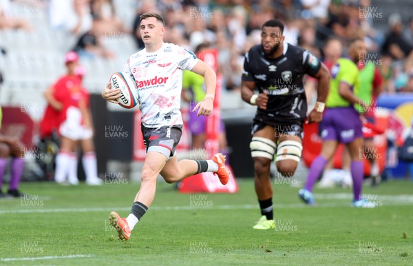 251025 - Hollywoodbets Sharks v Scarlets - United Rugby Championship - Archie Hughes of the Scarlets
