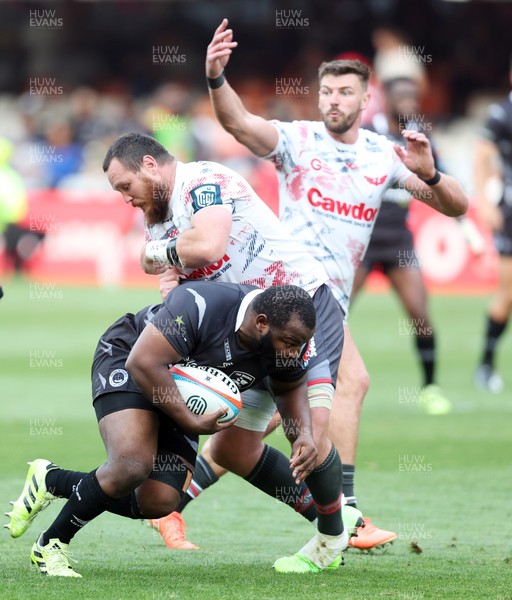 251025 - Hollywoodbets Sharks v Scarlets - United Rugby Championship - Marnus van der Merwe of the Scarlets and Ox Nche of the Hollywoodbets Sharks