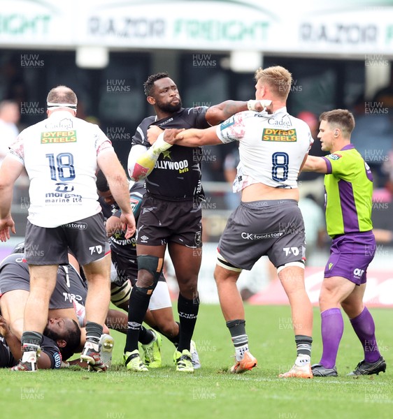 251025 - Hollywoodbets Sharks v Scarlets - United Rugby Championship - Siya Kolisi of the Hollywoodbets Sharks and Taine Plumtree of the Scarlets