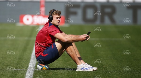251025 - Hollywoodbets Sharks v Scarlets - United Rugby Championship - Taine Plumtree of the Scarlets