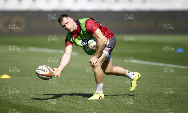 251025 - Hollywoodbets Sharks v Scarlets - United Rugby Championship - Gareth Davies of the Scarlets