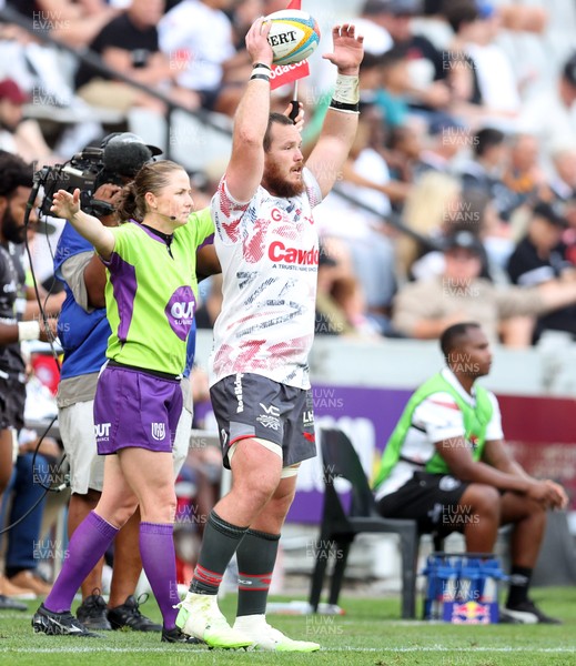 251025 - Hollywoodbets Sharks v Scarlets - United Rugby Championship - Marnus van der Merwe of the Scarlets