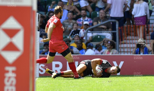 030618 - HSBC London Sevens - Wales v Russia - Jared Rosser of Wales runs in to score a try