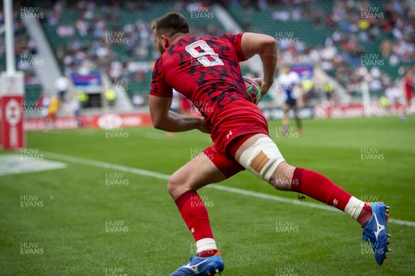 260519 - Wales v Japan - HSBC London Sevens -   Afon Bagshaw of Wales breaks through to score a try 