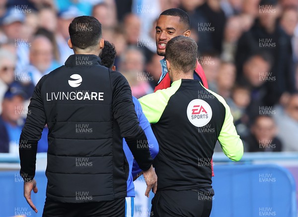 170922 - Huddersfield Town v Cardiff City - Sky Bet Championship - Huddersfield Town caretaker manager Narcis Pelach argues with Curtis Nelson of Cardiff and they are separated by 4th official