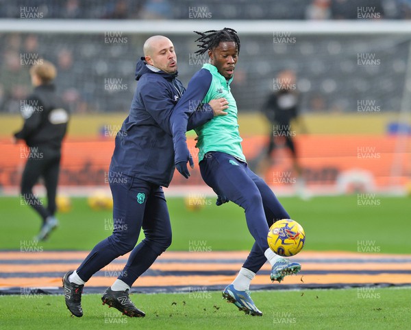 161223 - Hull City v Cardiff City - Sky Bet Championship - Ike Ugbo of Cardiff is practising getting out of being held back with trainer