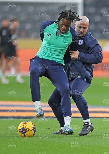 161223 - Hull City v Cardiff City - Sky Bet Championship - Ike Ugbo of Cardiff is practising getting out of being held back with trainer