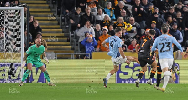 161223 - Hull City v Cardiff City - Sky Bet Championship - Ozan Tufan of Hull City lobs the ball over Goalkeeper Jak Alnwick of Cardiff to score the 3rd Hull goal