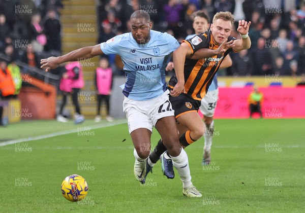161223 - Hull City v Cardiff City - Sky Bet Championship - Yakou Meite of Cardiff and Scott Twine of Hull City