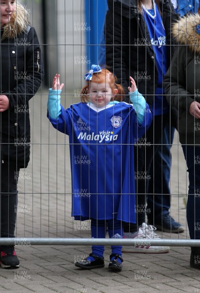 280418 - Hull City v Cardiff City - SkyBet Championship - A young Cardiff fan waits for the team to arrive