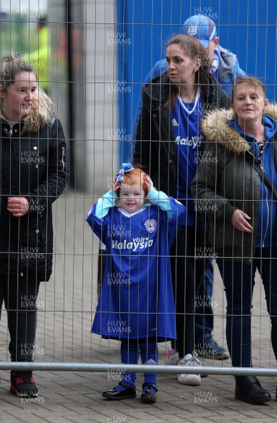 280418 - Hull City v Cardiff City - SkyBet Championship - A young Cardiff fan waits for the team to arrive