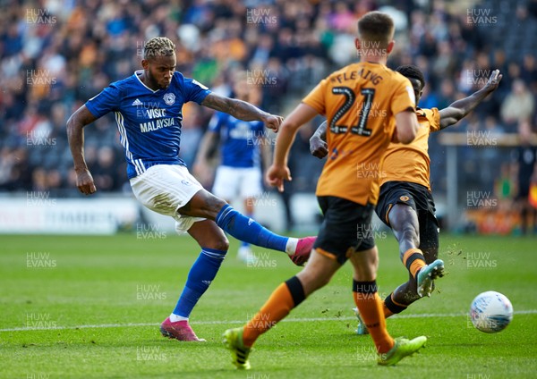 280919 - Hull City v Cardiff City - Sky Bet Championship - Cardiff's Leandro Bacuna fires wide of goal