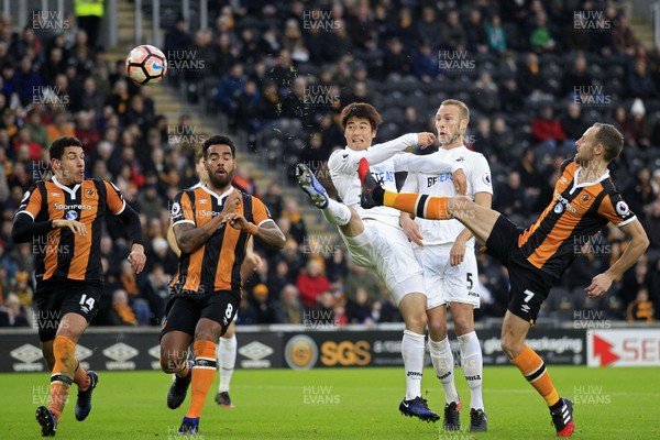 070117 - Hull City v Swansea City, The Emirates FA Cup Third Round - Ki Sung-Yueng of Swansea City attempts a shot ahead of a challenge from David Meyler of Hull City by Huw Evans Agency