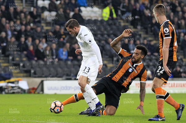 070117 - Hull City v Swansea City, The Emirates FA Cup Third Round - Tom Huddlestone of Hull City puts in a challenge on Gylfi Sigurdsson of Swansea City by Huw Evans Agency