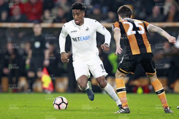 070117 - Hull City v Swansea City, The Emirates FA Cup Third Round - Leroy Fer of Swansea City looks for a way past Ryan Mason of Hull City by Huw Evans Agency