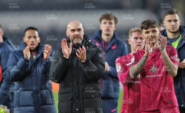 100224 - Hull City v Swansea City - Sky Bet Championship - Head Coach Luke Williams  of Swansea with team at the end of the match as they applaud the travelling fans