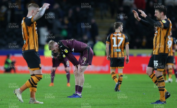 221218 - Hull City v Swansea City - Sky Bet Championship - Oli McBurnie  of Swansea looks down and out as Hull players celebrate their win 