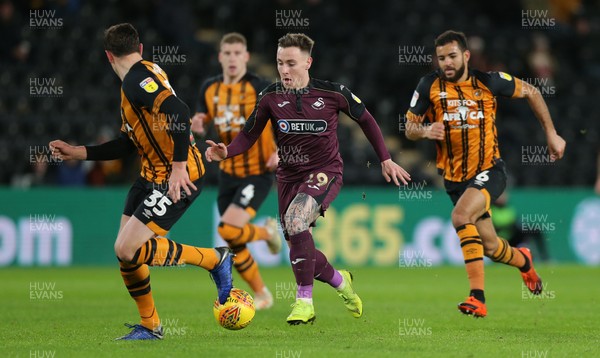221218 - Hull City v Swansea City - Sky Bet Championship - Barrie McKay of Swansea runs through Tommy Elphick of Hull City and Kevin Stewart of Hull City 