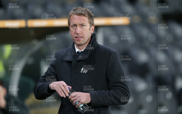 221218 - Hull City v Swansea City - Sky Bet Championship - Manager Graham Potter  of Swansea with water bottle before the start of the match 