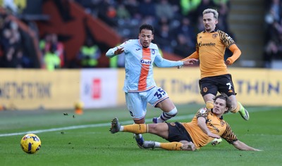 240126 - Hull City v Swansea City - Sky Bet Championship - Ronald of Swansea and Regan Slater of Hull AFC and Liam Millar of Hull AFC