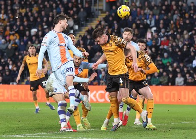 240126 - Hull City v Swansea City - Sky Bet Championship - Liam Cullen of Swansea heads in the 1st goal for Swansea