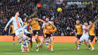 240126 - Hull City v Swansea City - Sky Bet Championship - Liam Cullen of Swansea heads in the 1st goal for Swansea