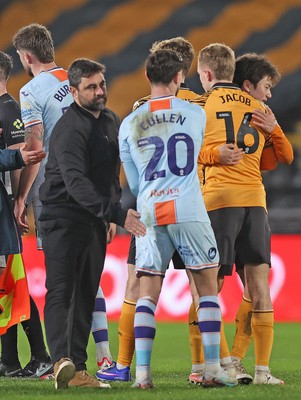 240126 - Hull City v Swansea City - Sky Bet Championship - Swansea manager Vitor Matos gives his goalscorer Liam Cullen of Swansea a tap at the end of the game