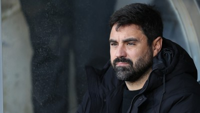 240126 - Hull City v Swansea City - Sky Bet Championship - Swansea manager Vitor Matos before the match in the dugout