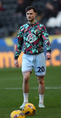 240126 - Hull City v Swansea City - Sky Bet Championship - Liam Cullen of Swansea warms up before the match
