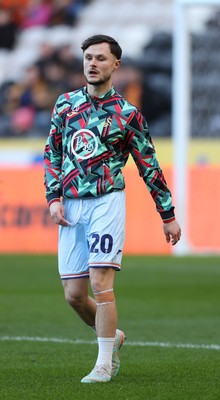240126 - Hull City v Swansea City - Sky Bet Championship - Liam Cullen of Swansea warms up before the match