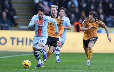 240126 - Hull City v Swansea City - Sky Bet Championship - Ronald of Swansea and Liam Millar of Hull AFC and Zeidane Inoussa of Swansea