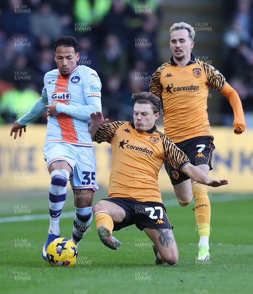240126 - Hull City v Swansea City - Sky Bet Championship - Ronald of Swansea and Regan Slater of Hull AFC and Liam Millar of Hull AFC