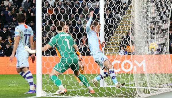 240126 - Hull City v Swansea City - Sky Bet Championship - Liam Cullen of Swansea (not pictured) scores the 1st goal for Swansea