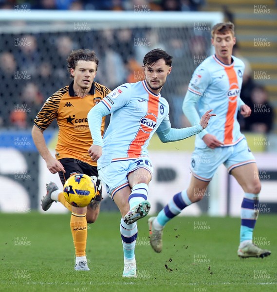 240126 - Hull City v Swansea City - Sky Bet Championship - Liam Cullen of Swansea and Regan Slater of Hull AFC