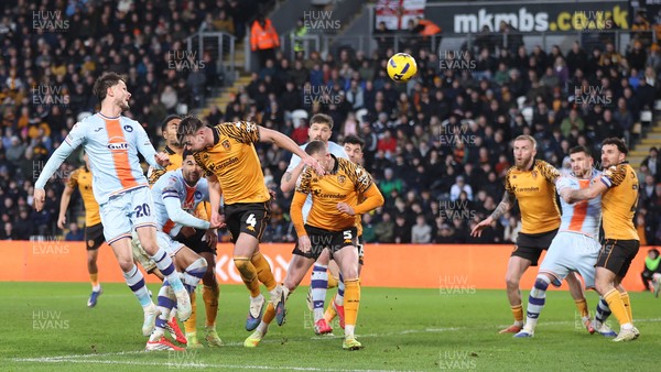 240126 - Hull City v Swansea City - Sky Bet Championship - Liam Cullen of Swansea heads in the 1st goal for Swansea