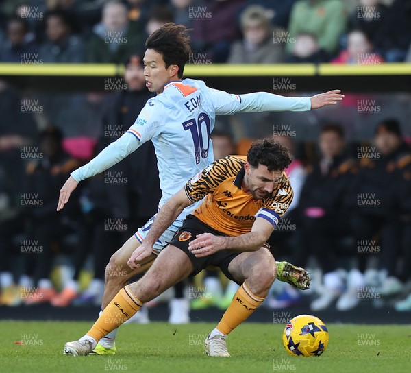 240126 - Hull City v Swansea City - Sky Bet Championship - Eom Ji-sung of Swansea and Lewie Coyle of Hull AFC