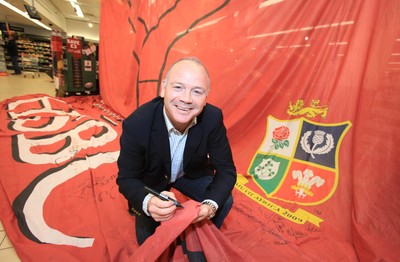 27.05.09 - Former Wales and British Lions star Ieuan Evans signs the giant British and Irish Lions rugby shirt as it makes its way around the country when it arrived at the Sainsburys store on Colchester Avenue Cardiff 