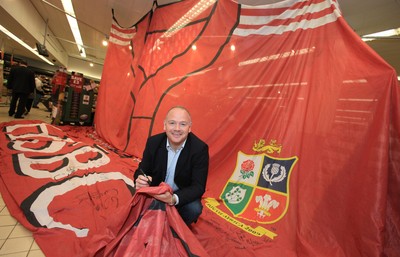 27.05.09 - Former Wales and British Lions star Ieuan Evans signs the giant British and Irish Lions rugby shirt as it makes its way around the country when it arrived at the Sainsburys store on Colchester Avenue Cardiff 