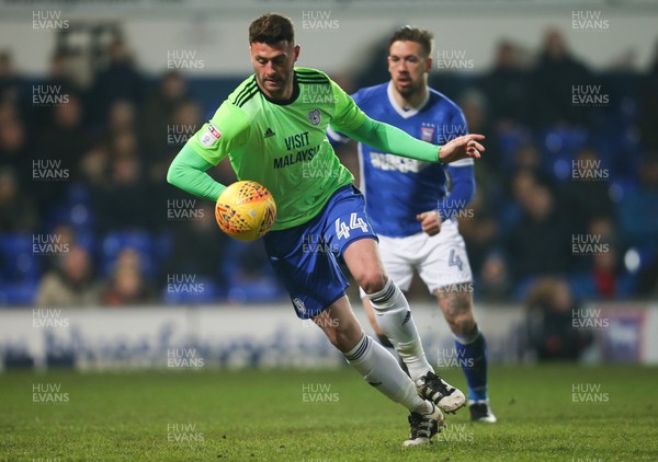 210218 - Ipswich Town v Cardiff City, Sky Bet Championship - Gary Madine of Cardiff City looks to get a shot at goal