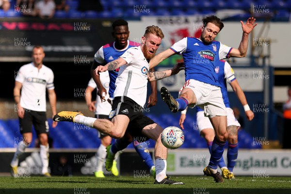 220419 - Ipswich Town v Swansea City - Sky Bet Championship - Oliver McBurnie of Swansea City shoots at goal under pressure from Gwion Edwards of Ipswich Town