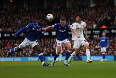 280226 - Ipswich Town v Swansea City - Sky Bet Championship - Eom Ji-Sung of Swansea City with Dara O'Shea of Ipswich Town and Cedric Kipre of Ipswich Town 