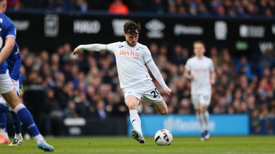 280226 - Ipswich Town v Swansea City - Sky Bet Championship - Liam Cullen of Swansea City shooting 