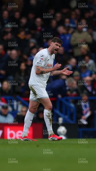 280226 - Ipswich Town v Swansea City - Sky Bet Championship - Cameron Burgess of Swansea City encouraging Swansea City after conceding the second goal to Ipswich Town