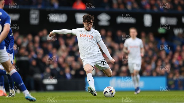 280226 - Ipswich Town v Swansea City - Sky Bet Championship - Liam Cullen of Swansea City shooting 