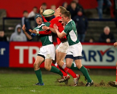 26.03.08 - Ireland v Wales - Under 18 Six Nations 2008 - Ireland's Noel reid and Diarmuid McCarthy with Ben John of Wales 