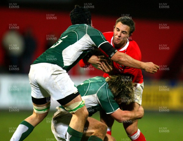 26.03.08 - Ireland v Wales - Under 18 Six Nations 2008 - Ireland's Dominic Ryan and Ben Marshall tackle Ashley Beck of Wales 