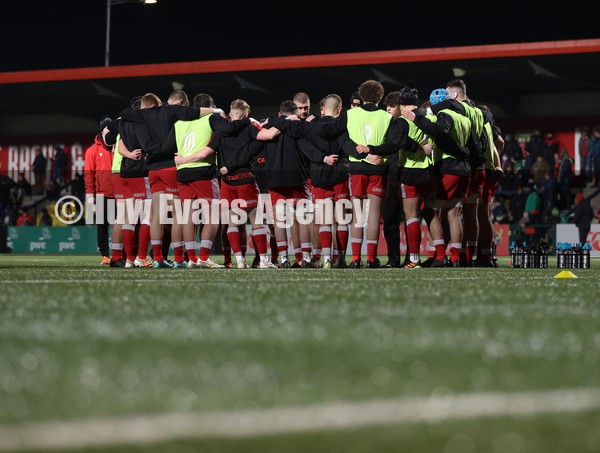040222 - Ireland U20s v Wales U20s - U20s Six Nations Championship - Wales team huddle