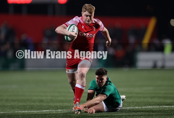 040222 - Ireland U20s v Wales U20s - U20s Six Nations Championship - Oli Andrew of Wales makes a break to score a try
