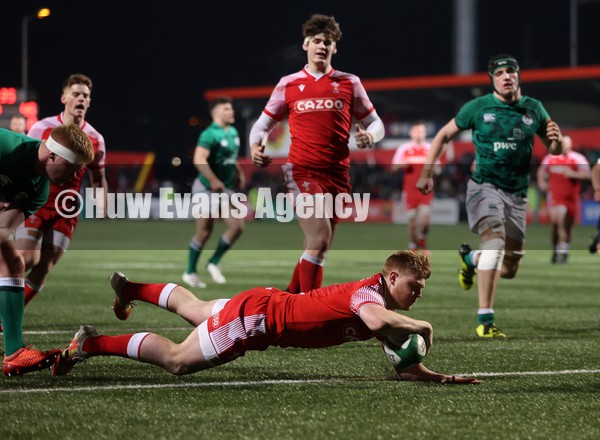 040222 - Ireland U20s v Wales U20s - U20s Six Nations Championship - Oli Andrew of Wales dives over to score a try